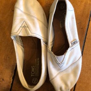 Women’s 6 1/2 white toms